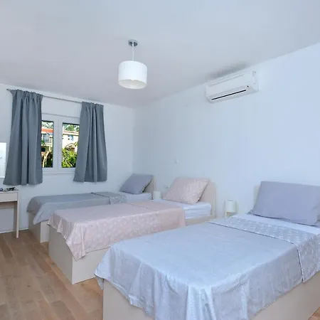 Vila Karaber *